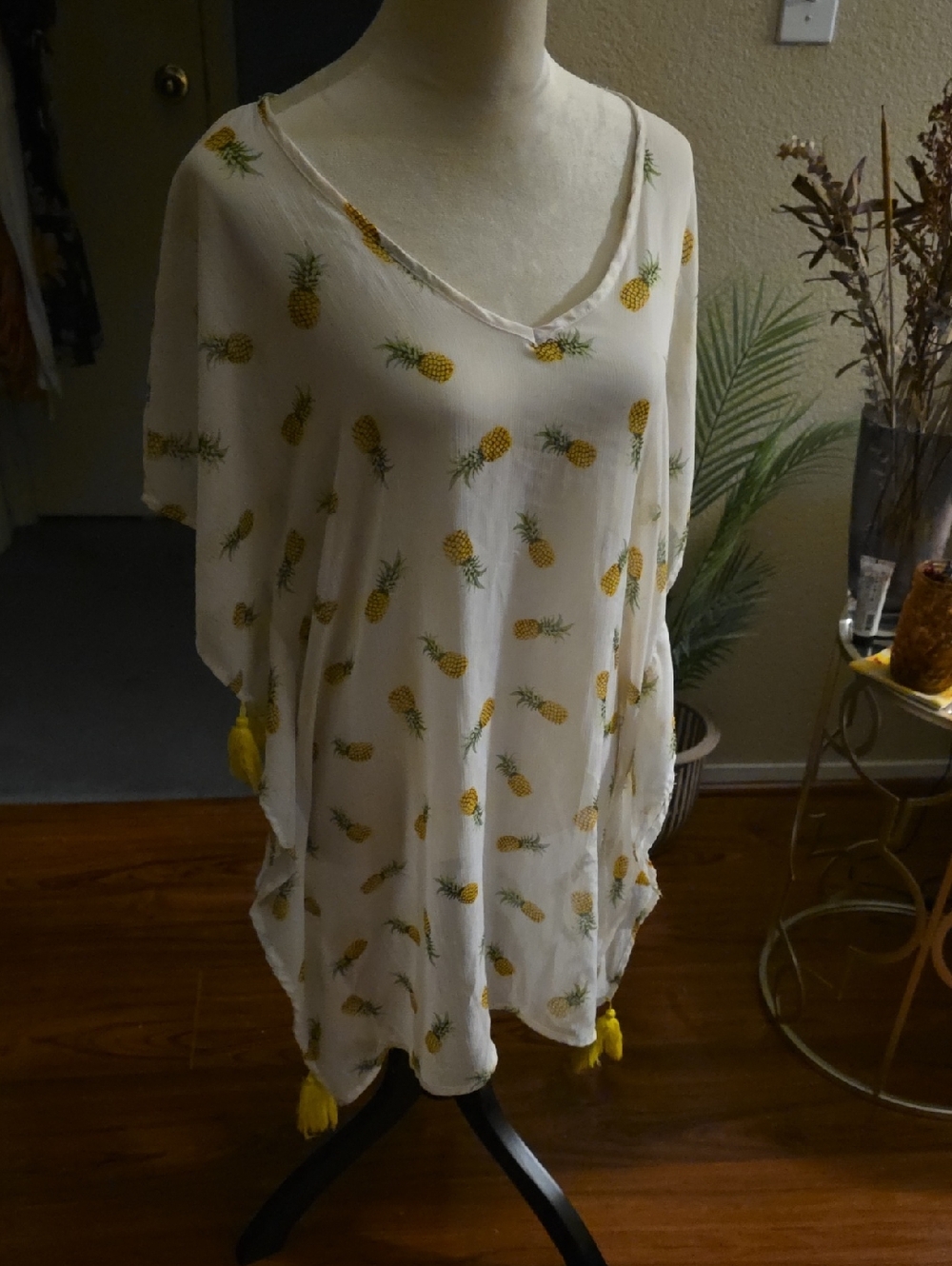 Xhilaration White Tunic with Yellow Pineapple Trim